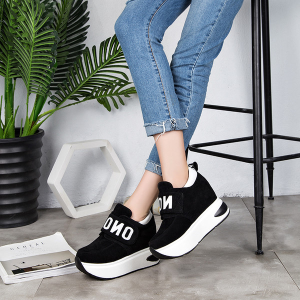 Stílusos női tornacipő tépőzárral és felirattal három színben