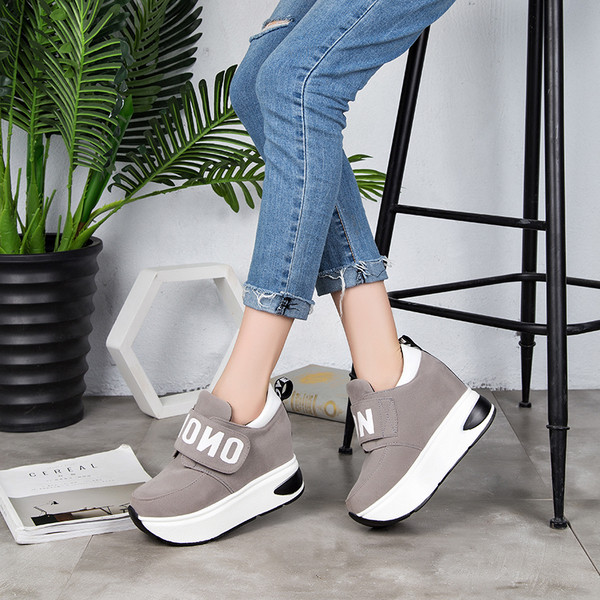 Stílusos női tornacipő tépőzárral és felirattal három színben