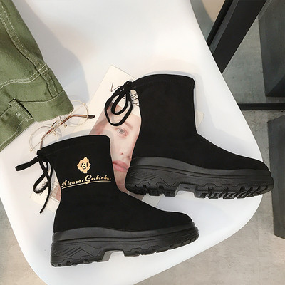 Alkalmi női csizma durva talppal, fekete felirattal