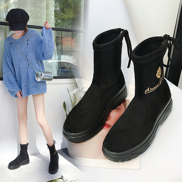 Alkalmi női csizma durva talppal, fekete felirattal