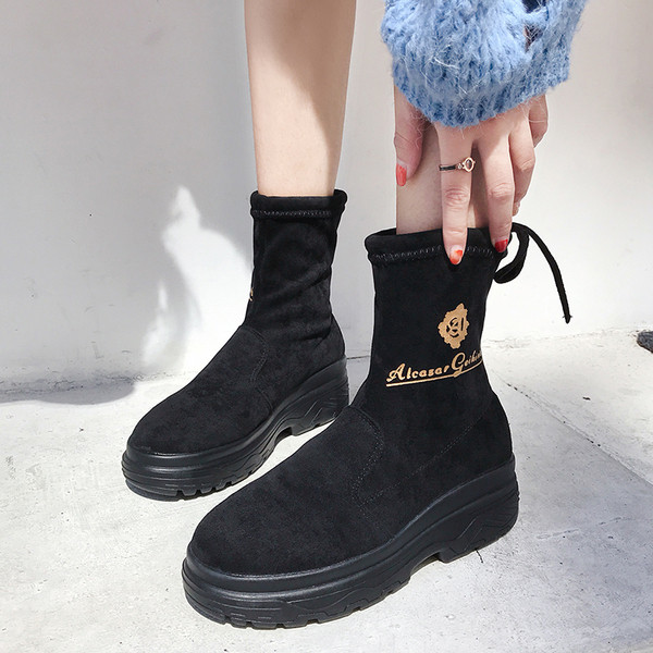 Alkalmi női csizma durva talppal, fekete felirattal