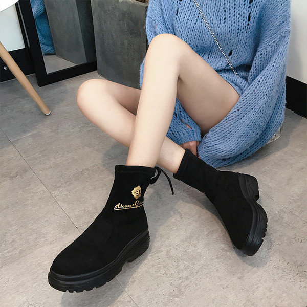 Alkalmi női csizma durva talppal, fekete felirattal