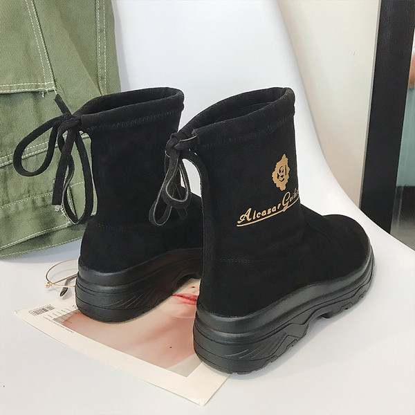 Alkalmi női csizma durva talppal, fekete felirattal