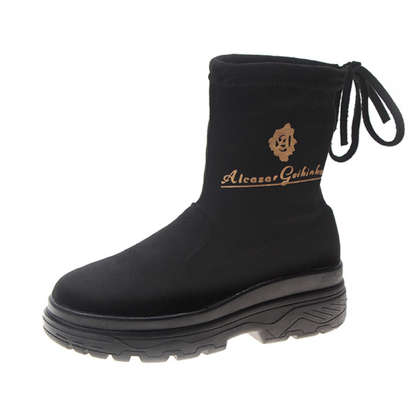 Alkalmi női csizma durva talppal, fekete felirattal