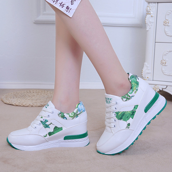 Női sportcipő színes elemekkel