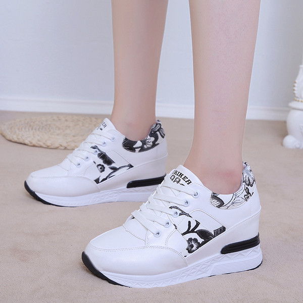 Női sportcipő színes elemekkel