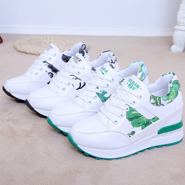 Női sportcipő színes elemekkel