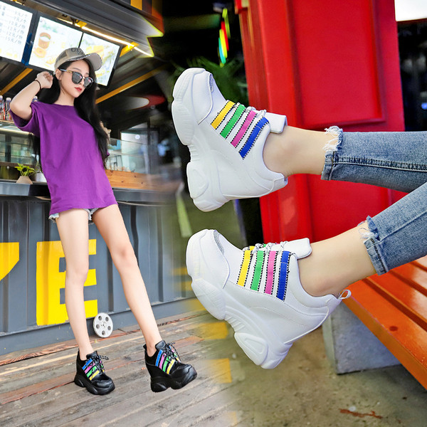 Modern női tornacipő fekete-fehér színben, színes elemekkel