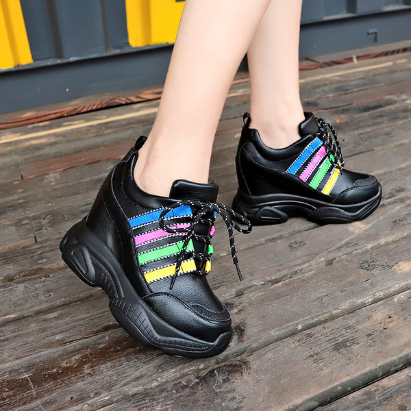 Modern női tornacipő fekete-fehér színben, színes elemekkel