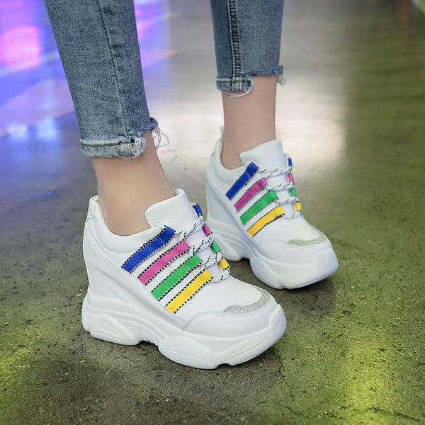 Modern női tornacipő fekete-fehér színben, színes elemekkel