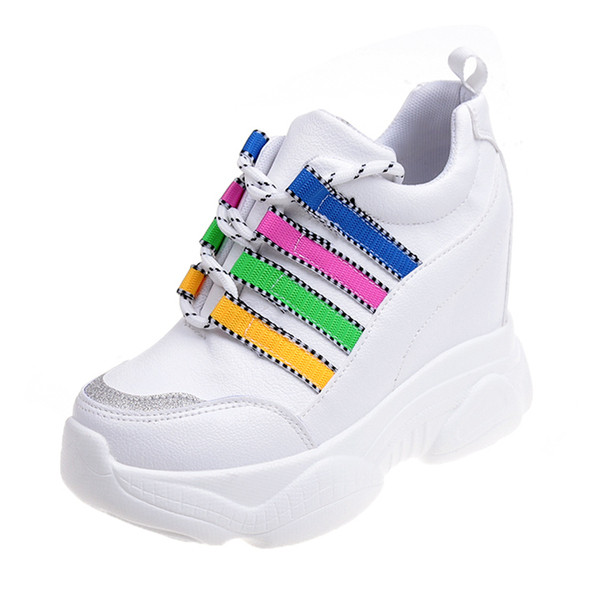 Modern női tornacipő fekete-fehér színben, színes elemekkel