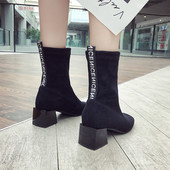 Stílusos női csizma vastag sarokkal és fekete feliratokkal