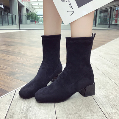 Stílusos női csizma vastag sarokkal és fekete feliratokkal