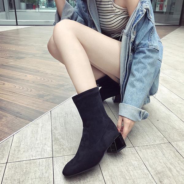 Stílusos női csizma vastag sarokkal és fekete feliratokkal