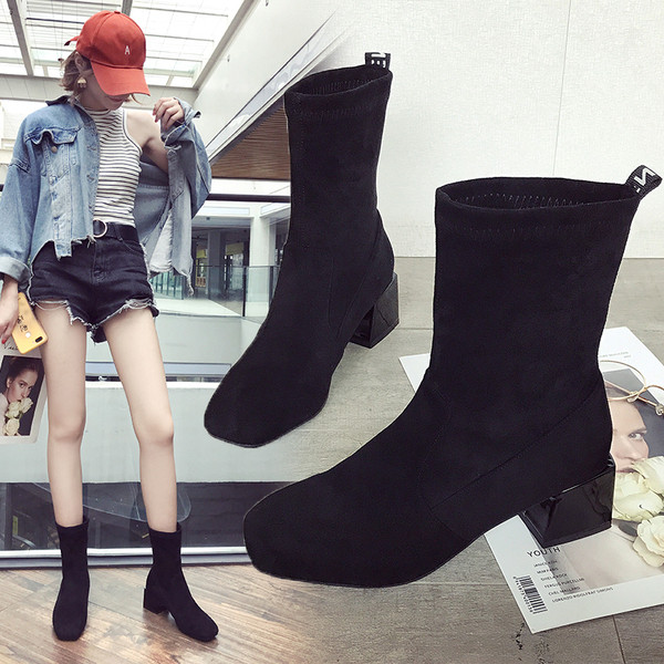 Stílusos női csizma vastag sarokkal és fekete feliratokkal