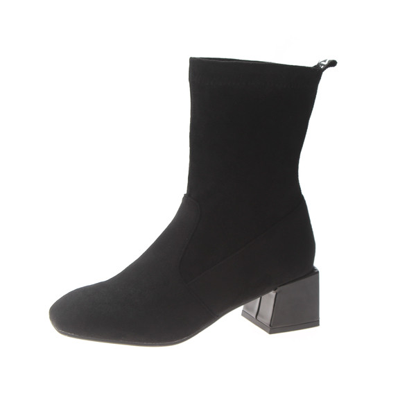 Stílusos női csizma vastag sarokkal és fekete feliratokkal