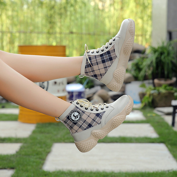 Női tornacipő világos és sötét színekben