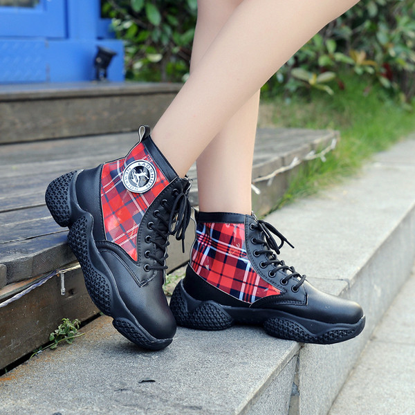 Női tornacipő világos és sötét színekben