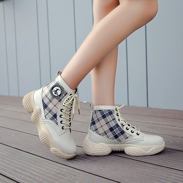 Női tornacipő világos és sötét színekben