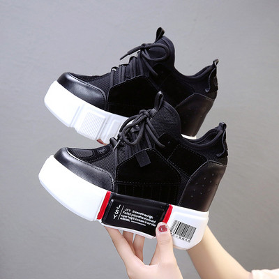 Γυναικεία αθλητικά παπούτσια με πολύχρωμα στοιχεία