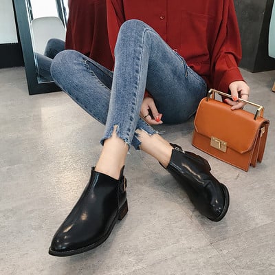 Aktuális női csizma eko bőrből, fém csattal két színben