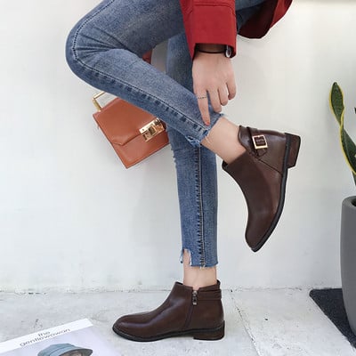 Aktuális női csizma eko bőrből, fém csattal két színben