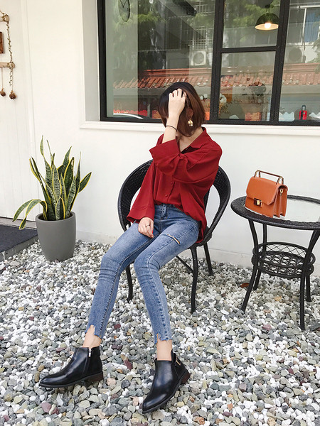 Aktuális női csizma eko bőrből, fém csattal két színben