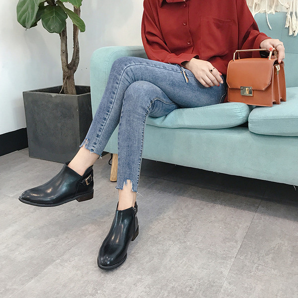 Aktuális női csizma eko bőrből, fém csattal két színben