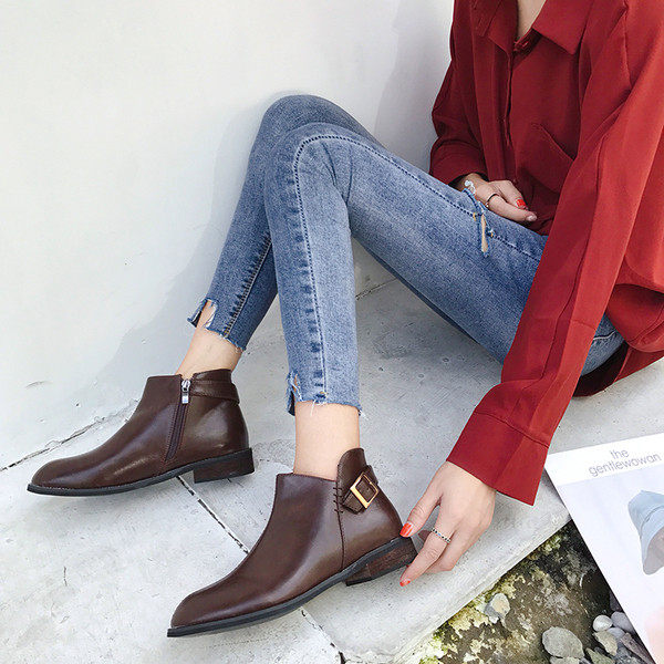 Aktuális női csizma eko bőrből, fém csattal két színben