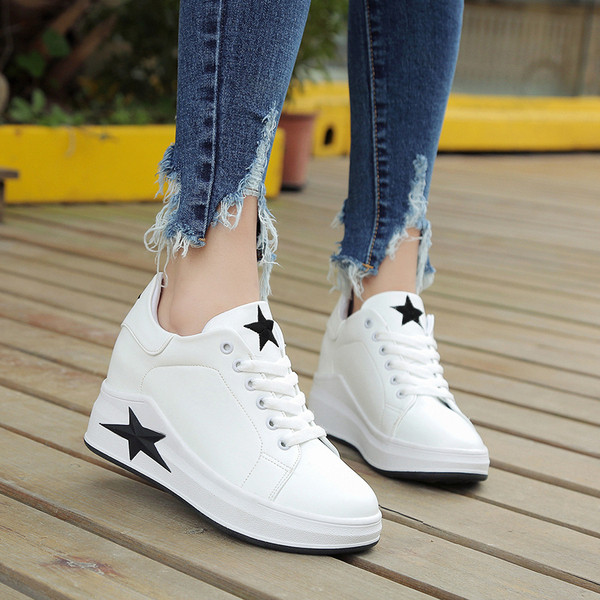 Γυναικεία κομψά αθλητικά παπούτσια με κεντήματα