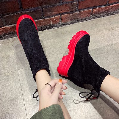 Γυναικείες μπότες με χοντρά πέλματα και δίχρωμους δεσμούς