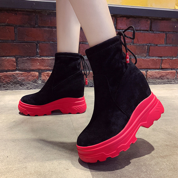 Γυναικείες μπότες με χοντρά πέλματα και δίχρωμους δεσμούς