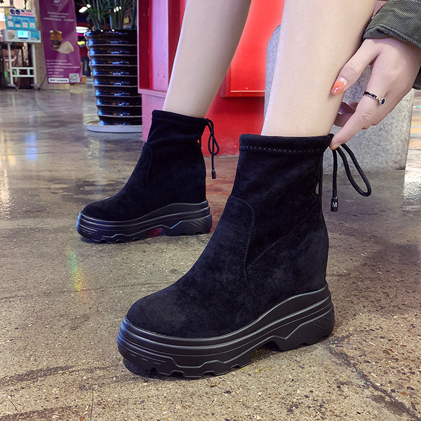 Γυναικείες μπότες με χοντρά πέλματα και δίχρωμους δεσμούς