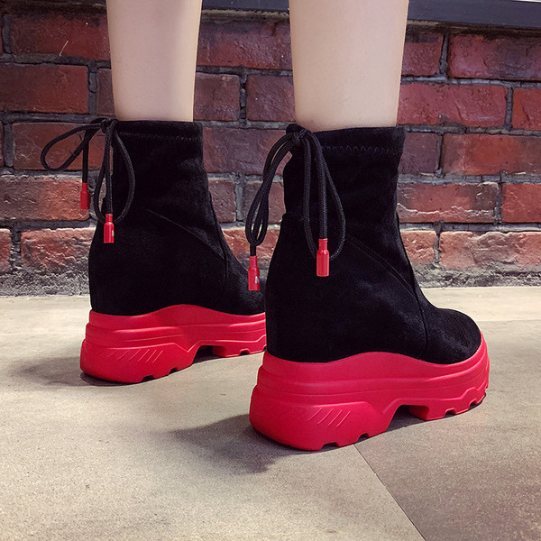 Γυναικείες μπότες με χοντρά πέλματα και δίχρωμους δεσμούς