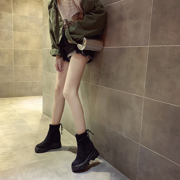 Γυναικείες μπότες με χοντρά πέλματα και δίχρωμους δεσμούς