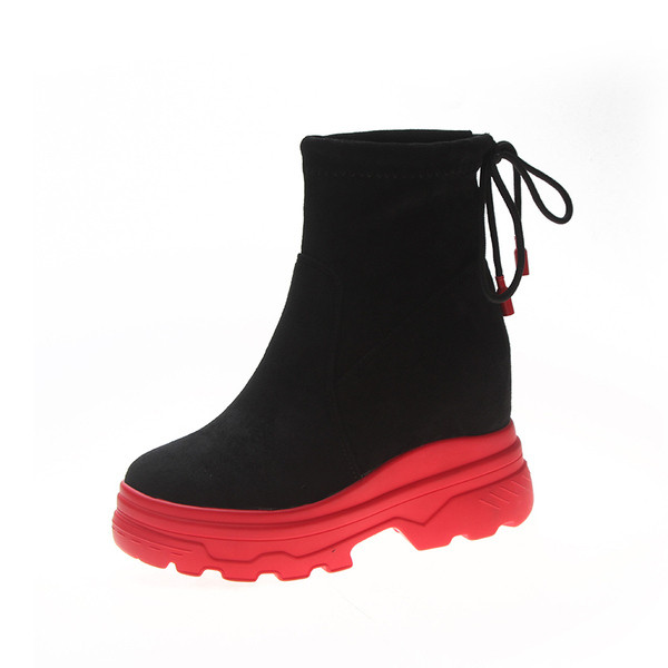 Γυναικείες μπότες με χοντρά πέλματα και δίχρωμους δεσμούς