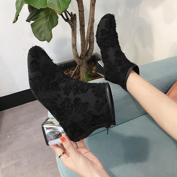 Κομψές γυναικείες  μπότες σε μαύρο χρώμα με χοντρό τακούνι