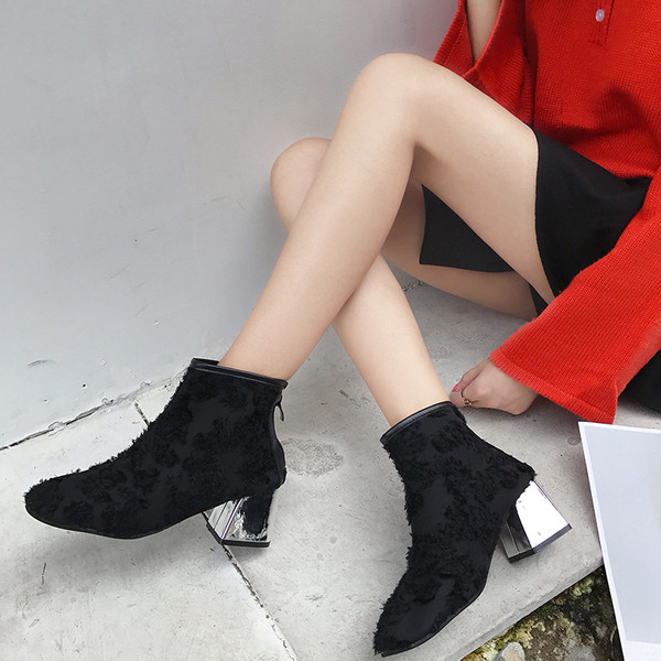 Κομψές γυναικείες  μπότες σε μαύρο χρώμα με χοντρό τακούνι