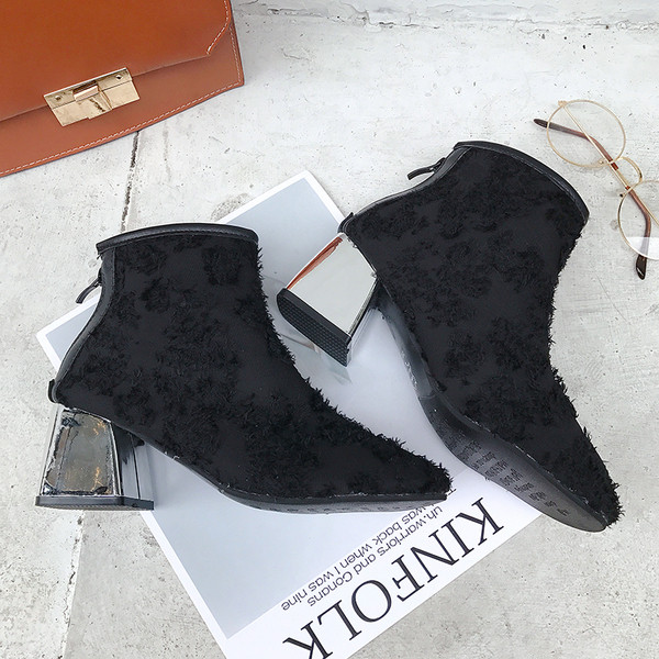 Κομψές γυναικείες  μπότες σε μαύρο χρώμα με χοντρό τακούνι