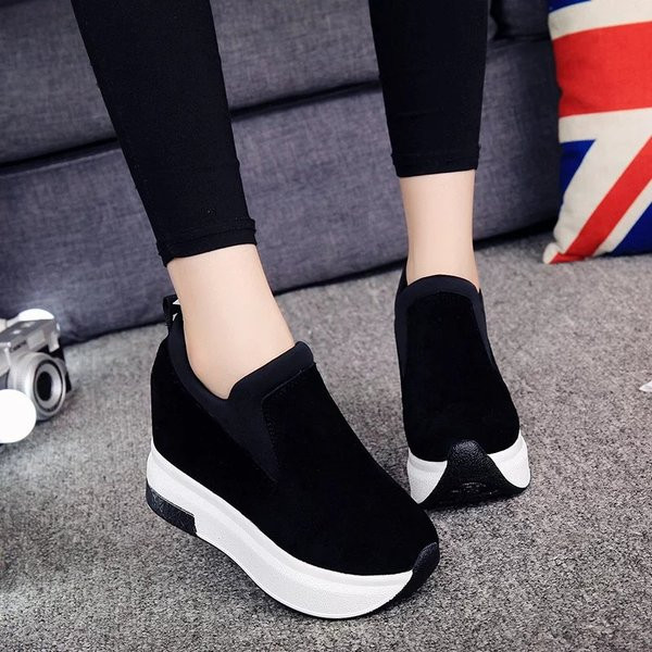 Tenisi de damă curați de zi cu zi