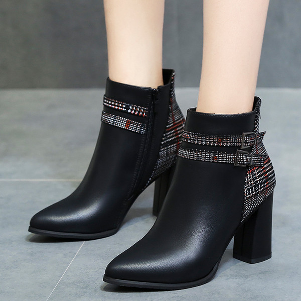 Εντυπωσιακές γυναικείες μπότες σε μαύρο χρώμα