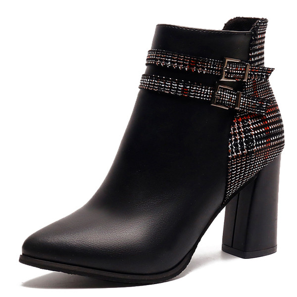 Εντυπωσιακές γυναικείες μπότες σε μαύρο χρώμα