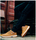 Μοντέρνες δερμάτινες μπότες σε δύο χρώματα