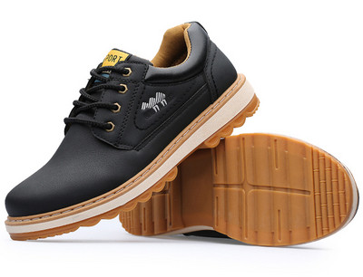 Μοντέρνες δερμάτινες μπότες σε δύο χρώματα