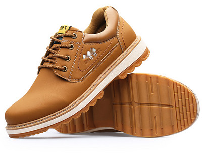 Μοντέρνες δερμάτινες μπότες σε δύο χρώματα