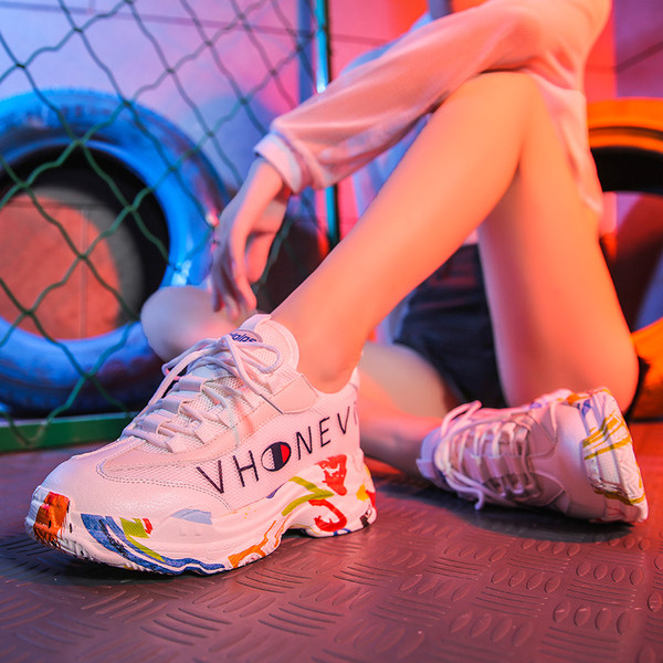 Ανδρικά πάνινα παπούτσια με έγχρωμη σόλα και επιγραφή