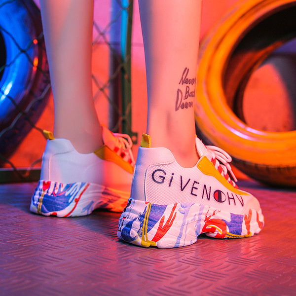 Ανδρικά πάνινα παπούτσια με έγχρωμη σόλα και επιγραφή