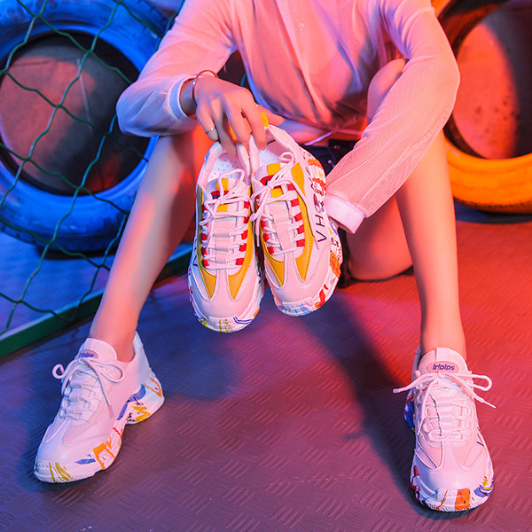 Ανδρικά πάνινα παπούτσια με έγχρωμη σόλα και επιγραφή