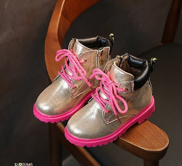 Cizme de copii actuale pentru fete cu efect strălucitor în mai multe culori