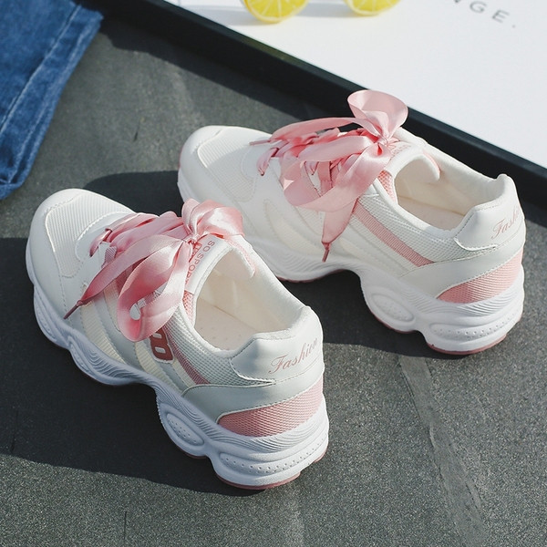 Γυναικεία κομψά αθλητικά παπούτσια σε διάφορα μοντέλα